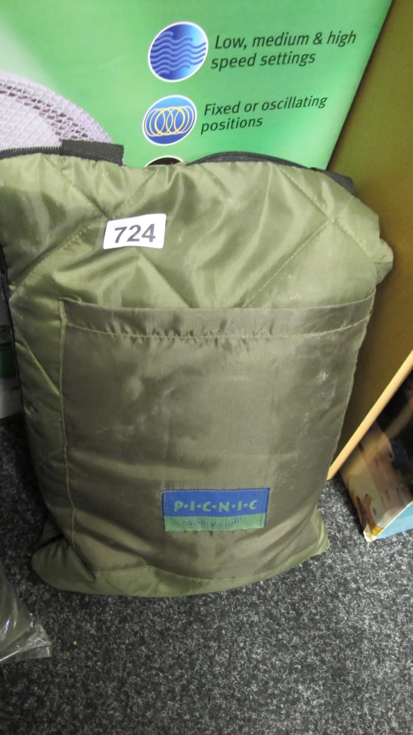 Lot 724: Picnic blanket