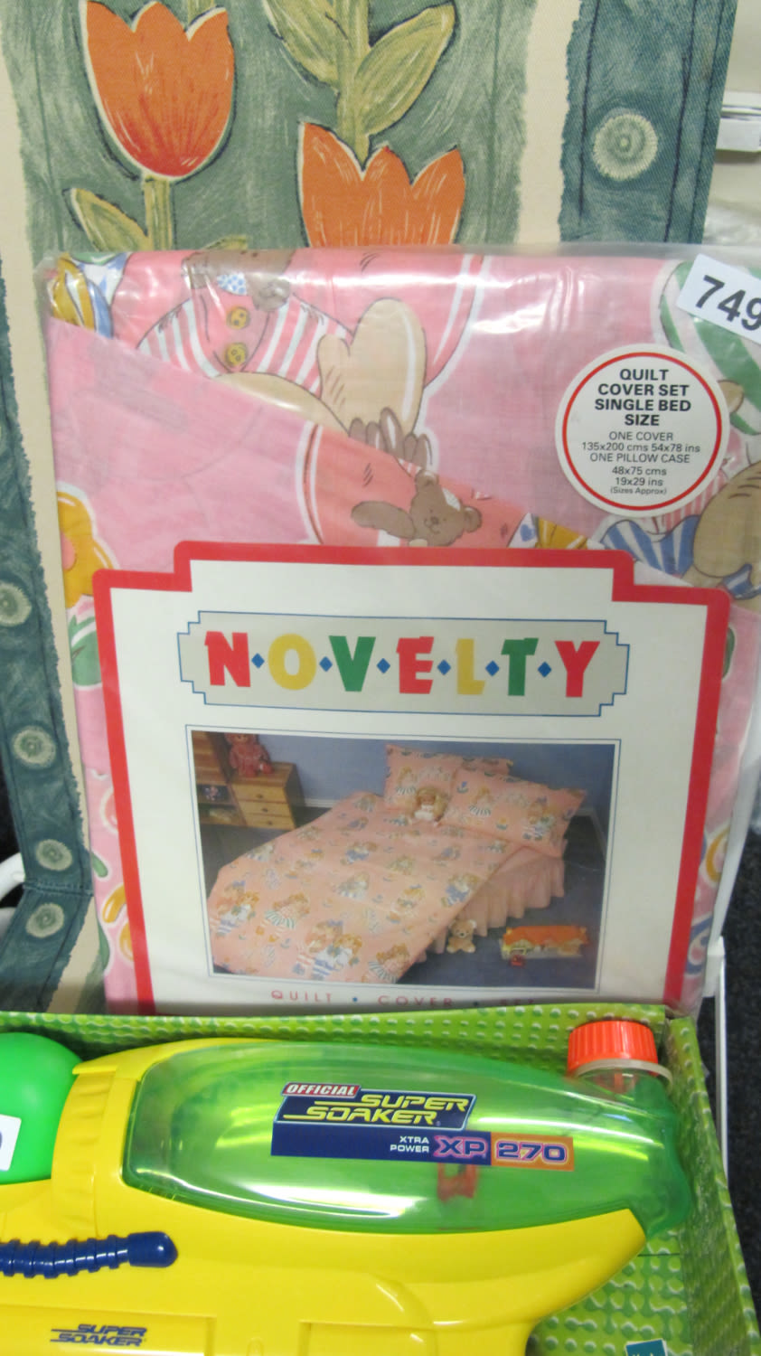 Lot 749: Novelty bed set