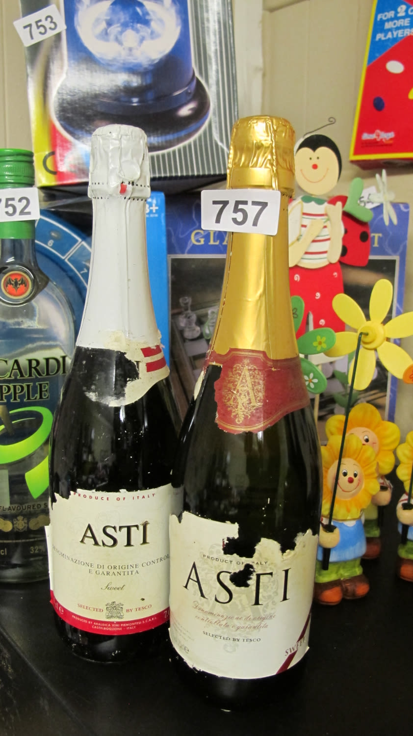 Lot 757: 2 bottles of Asti