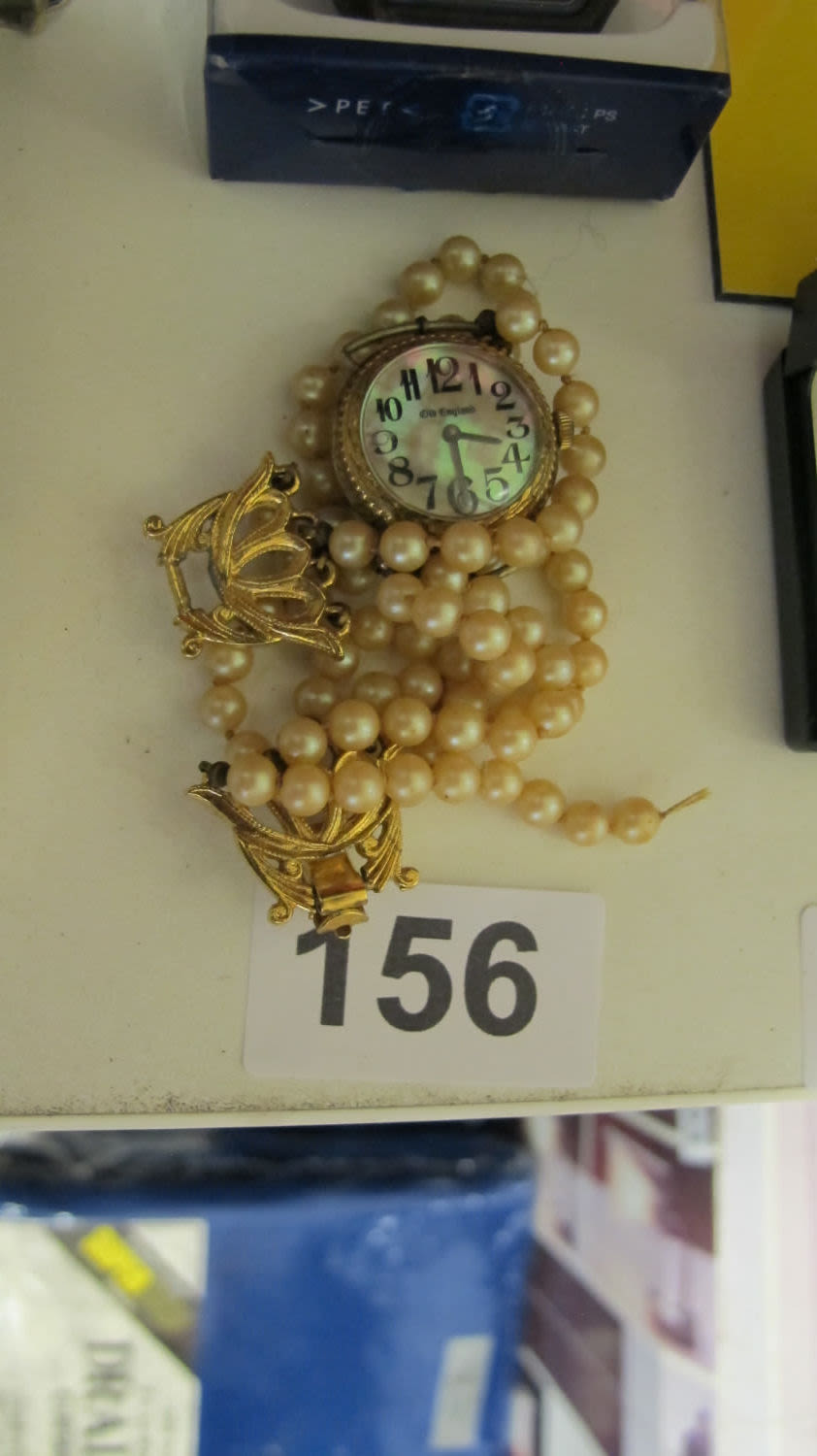 Lot 156: Decorative wrist watch with pears