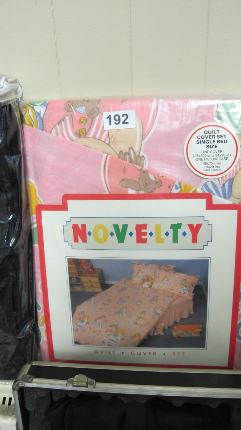 Lot 192: Novelty single quilt cover set