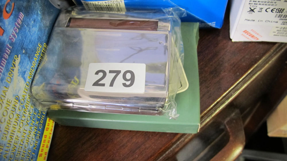 Lot 279: Cigarette rolling tin