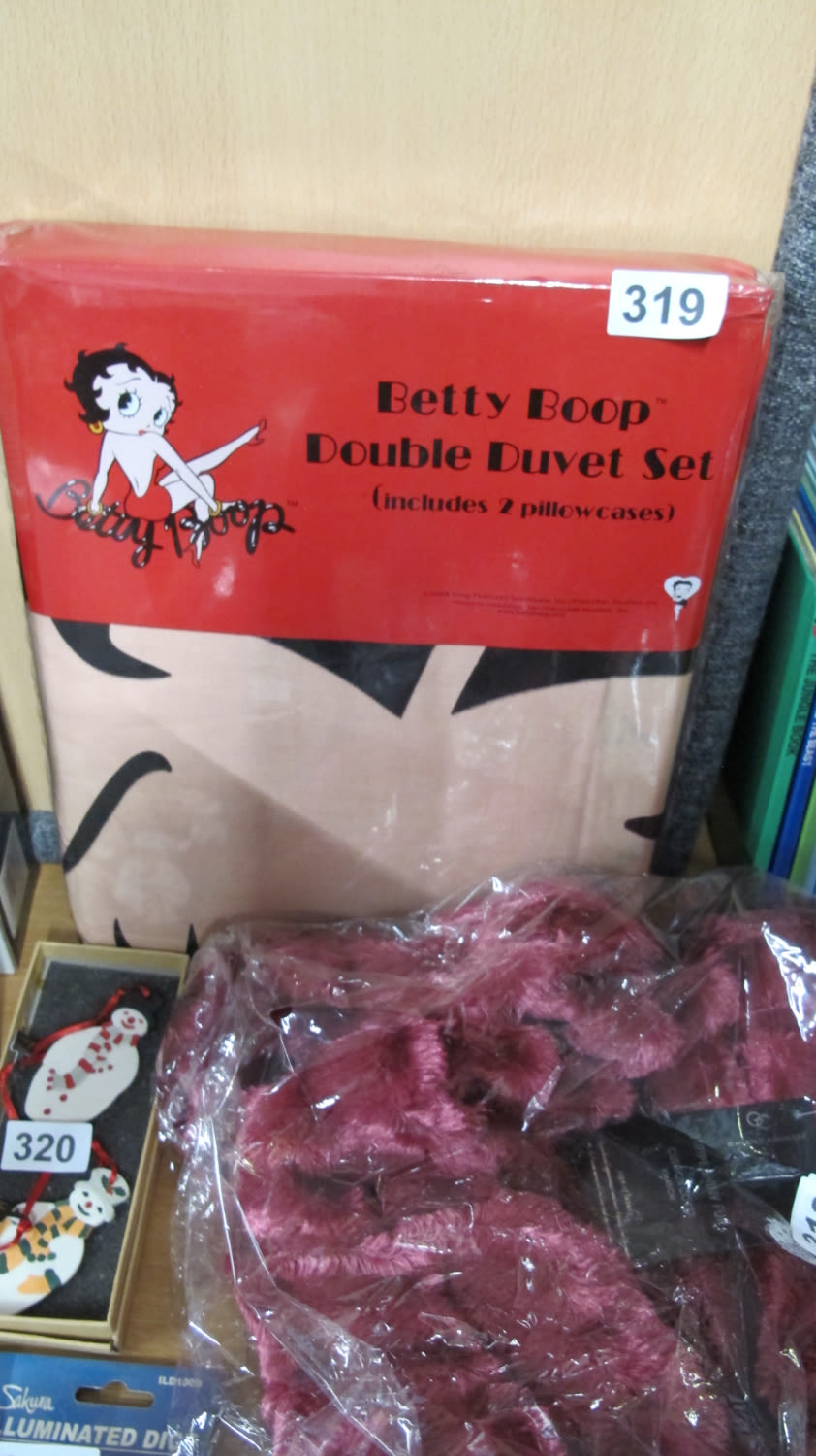 Lot 319: Betty Boop double duvet set