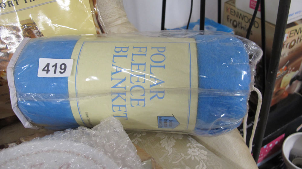 Lot 419: Fleece blanket