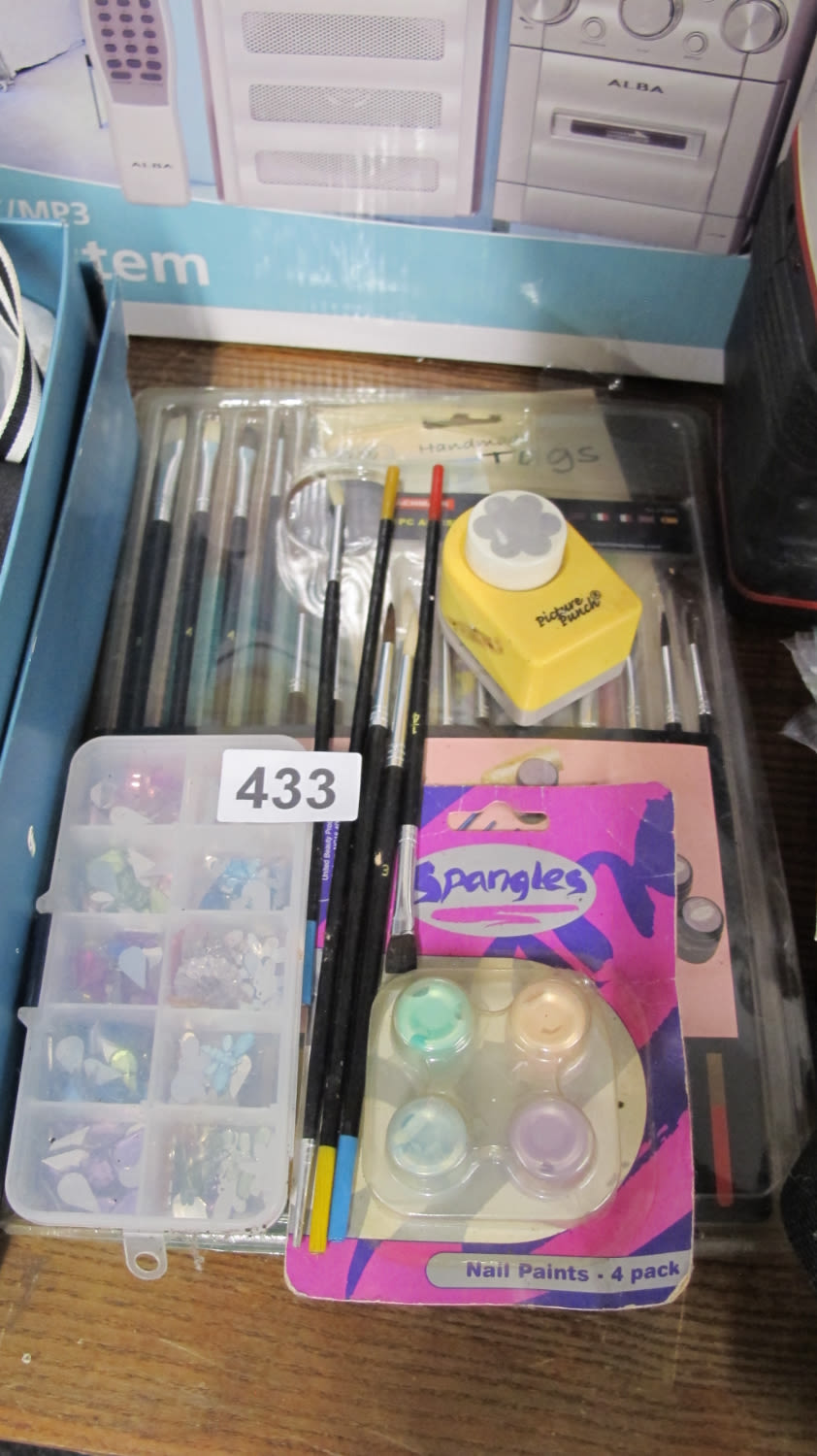 Lot 433: Craft items and paintbrush set