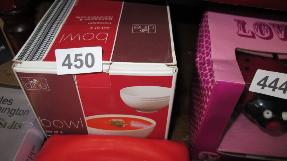 Lot 450: Set of 4 bowls