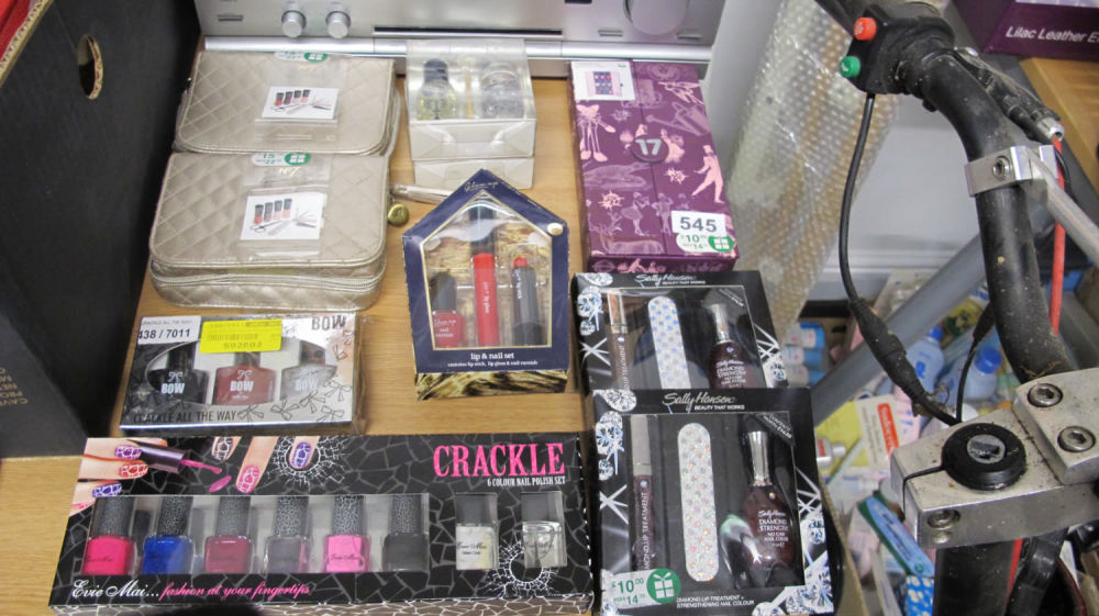 Lot 545: Large quantity of gift sets