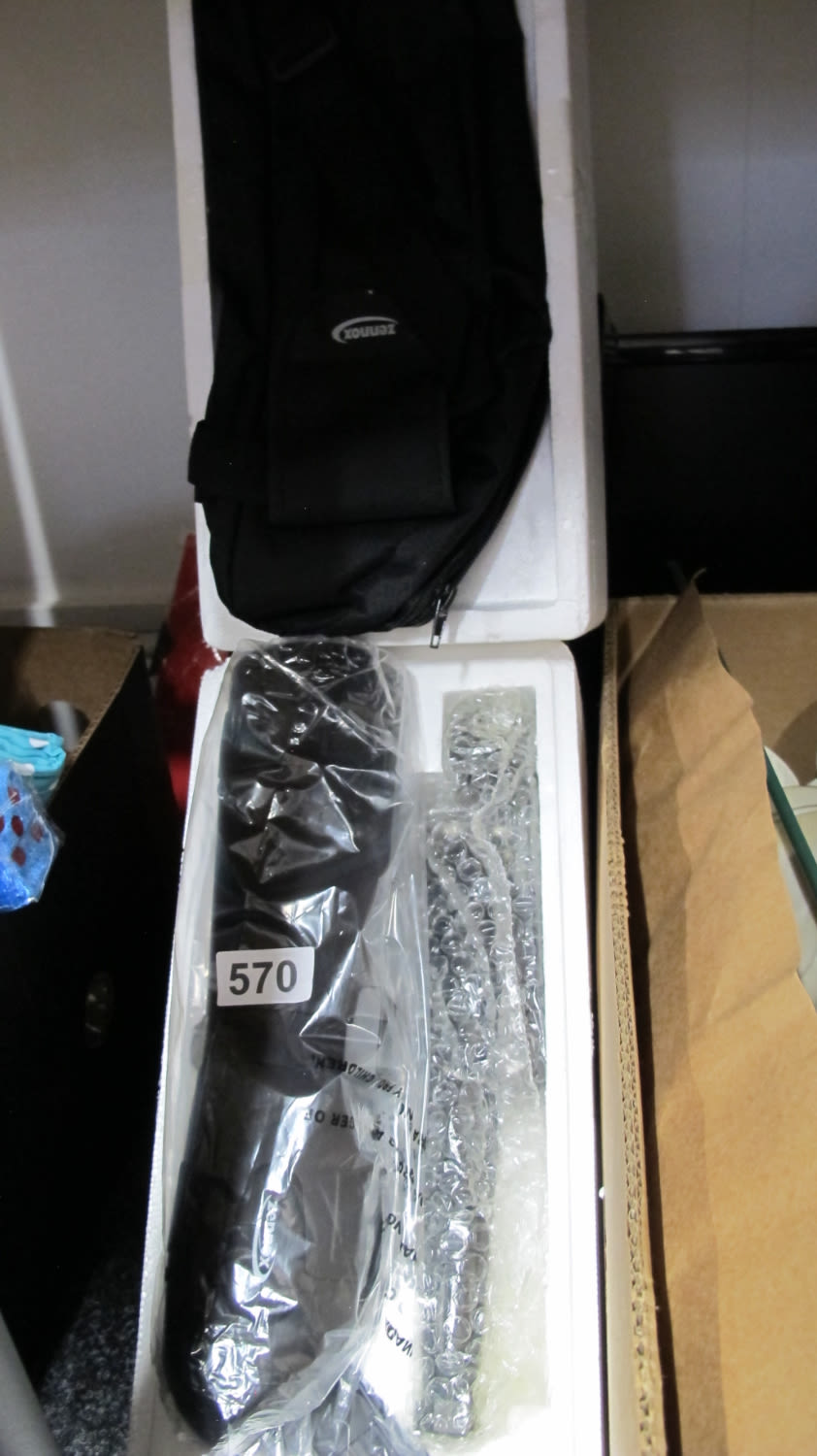 Lot 570: new Zennox spotter scope with case