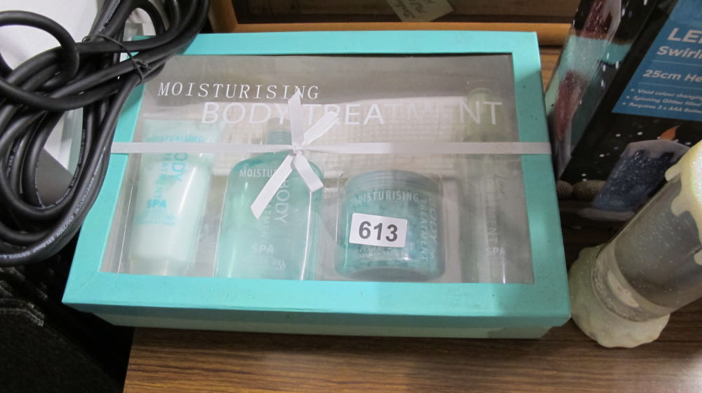 Lot 613: Gift set