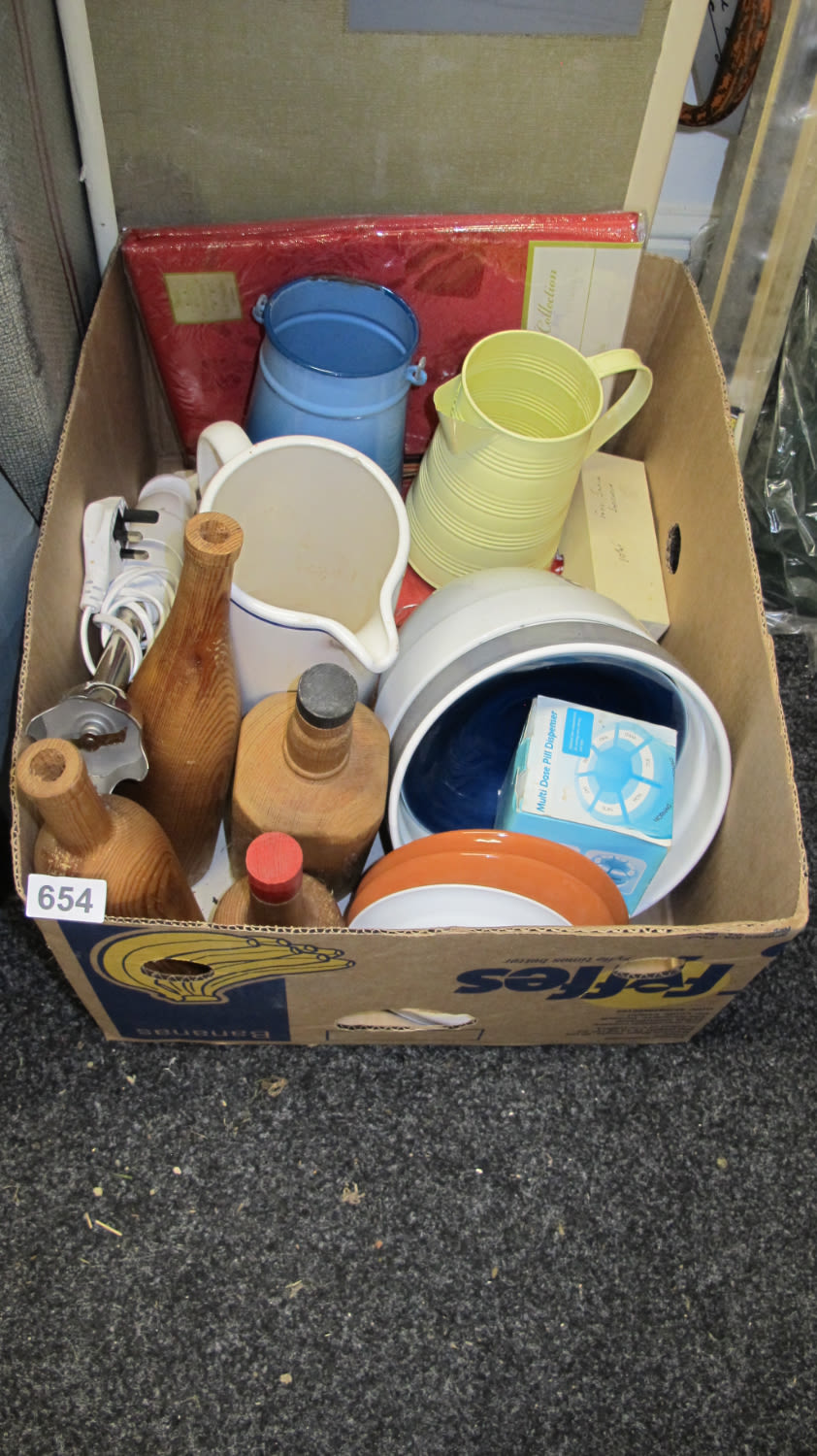 Lot 654: Box of misc