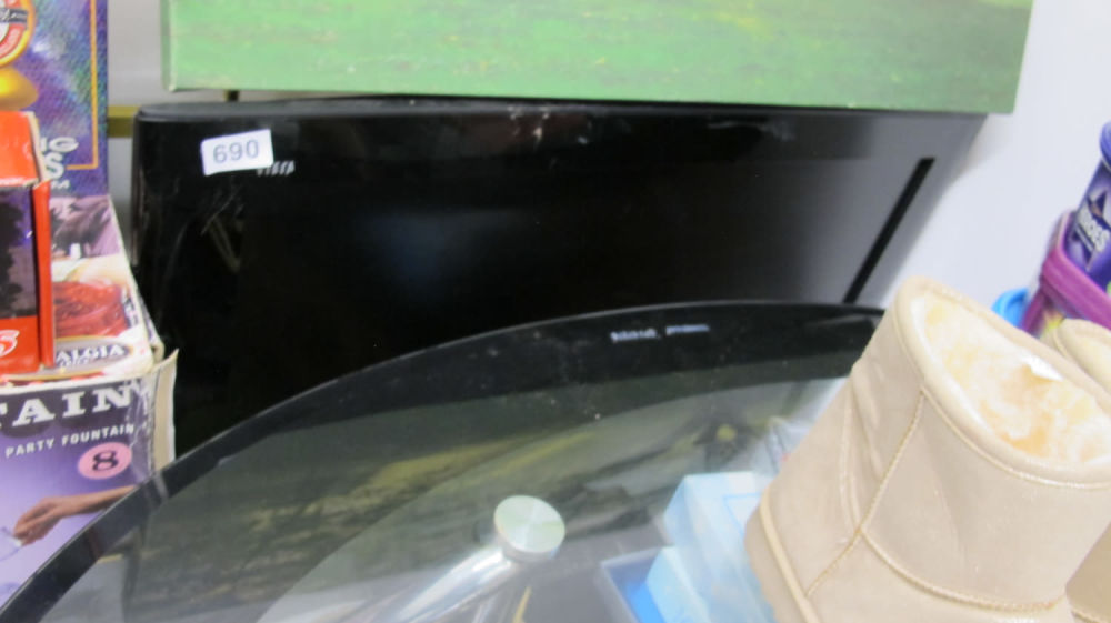 Lot 690: 32 inch tv with damage to bottom corner