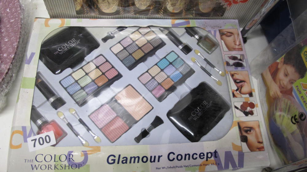Lot 700: Make up gift set