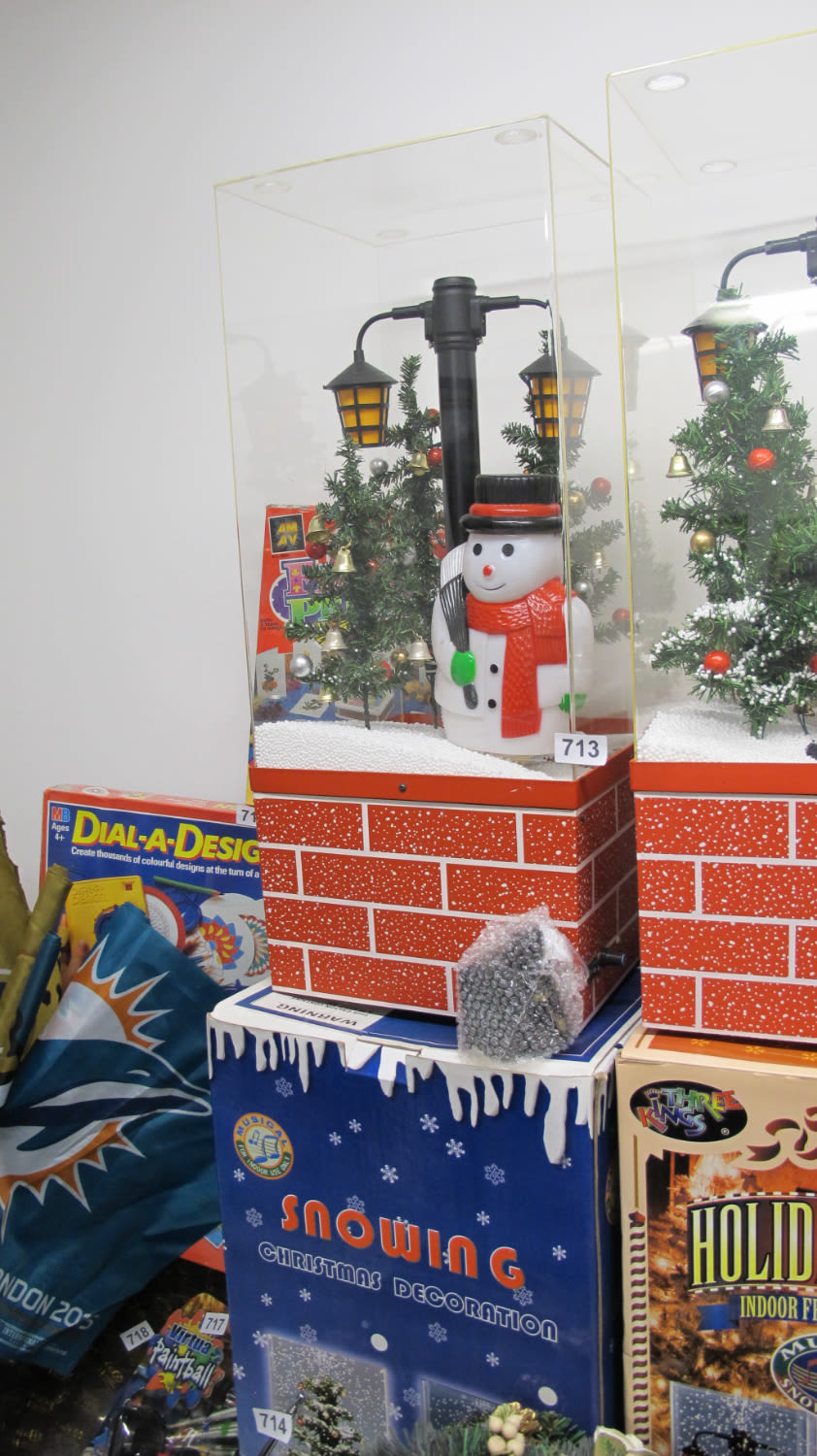 Lot 713: Snowing Christmas decoration