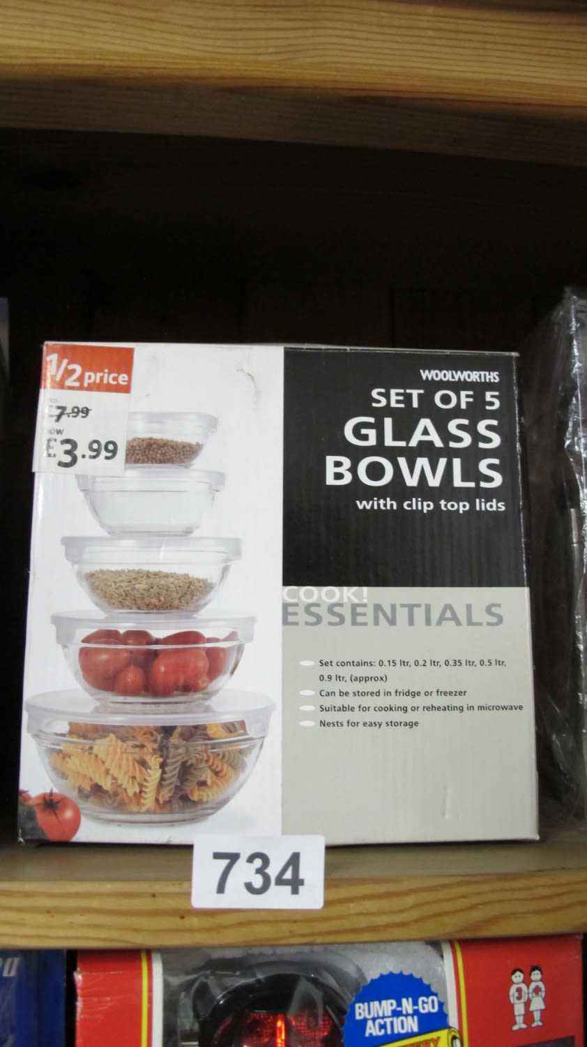 Lot 734: Set of glass bowls with lids