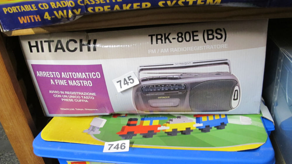 Lot 745: Hitachi radio