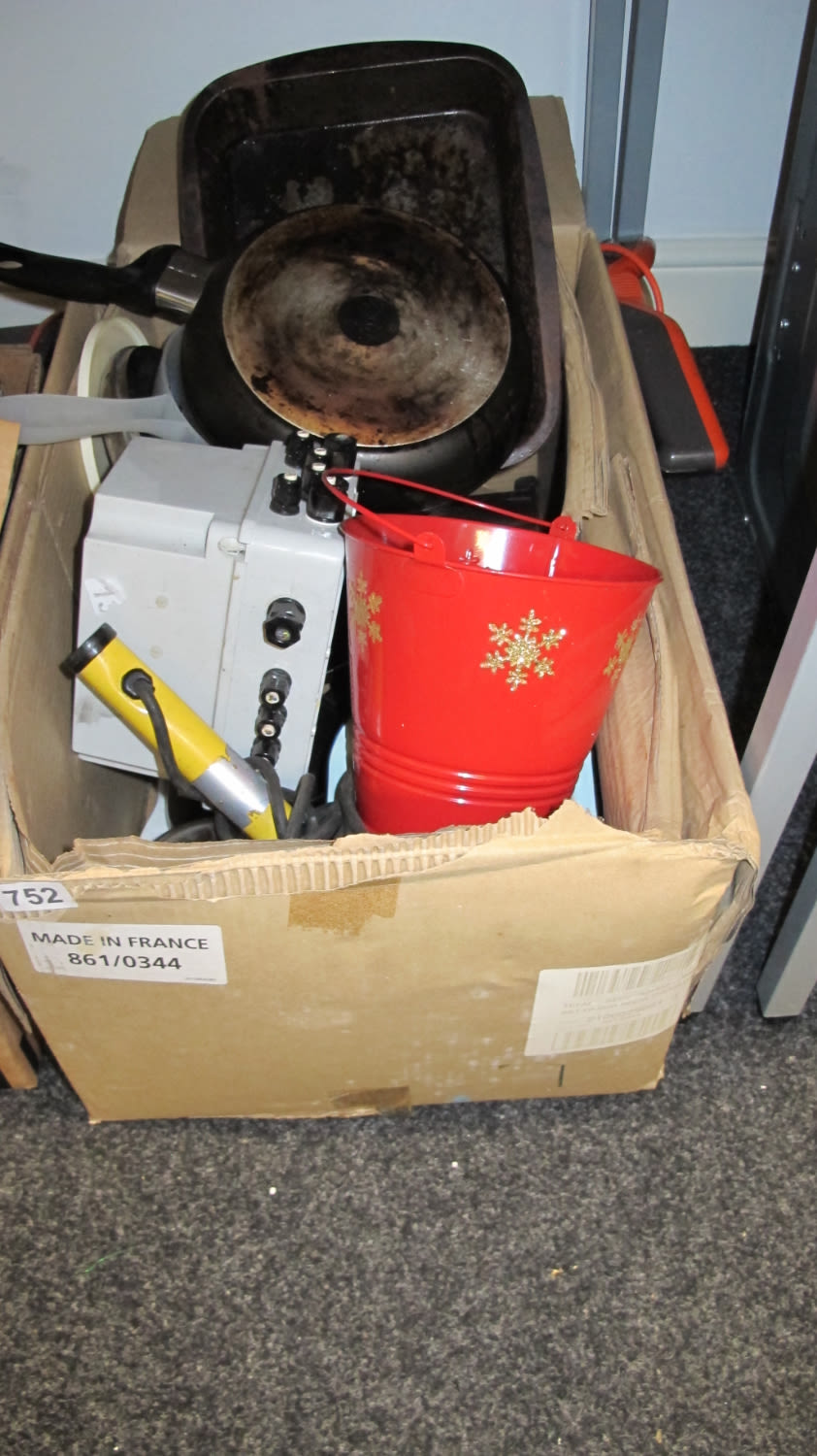 Lot 752: Box of misc