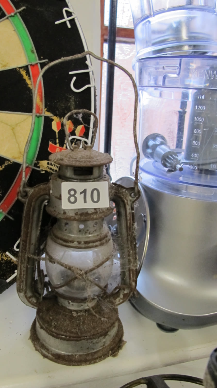 Lot 810: Old lamp