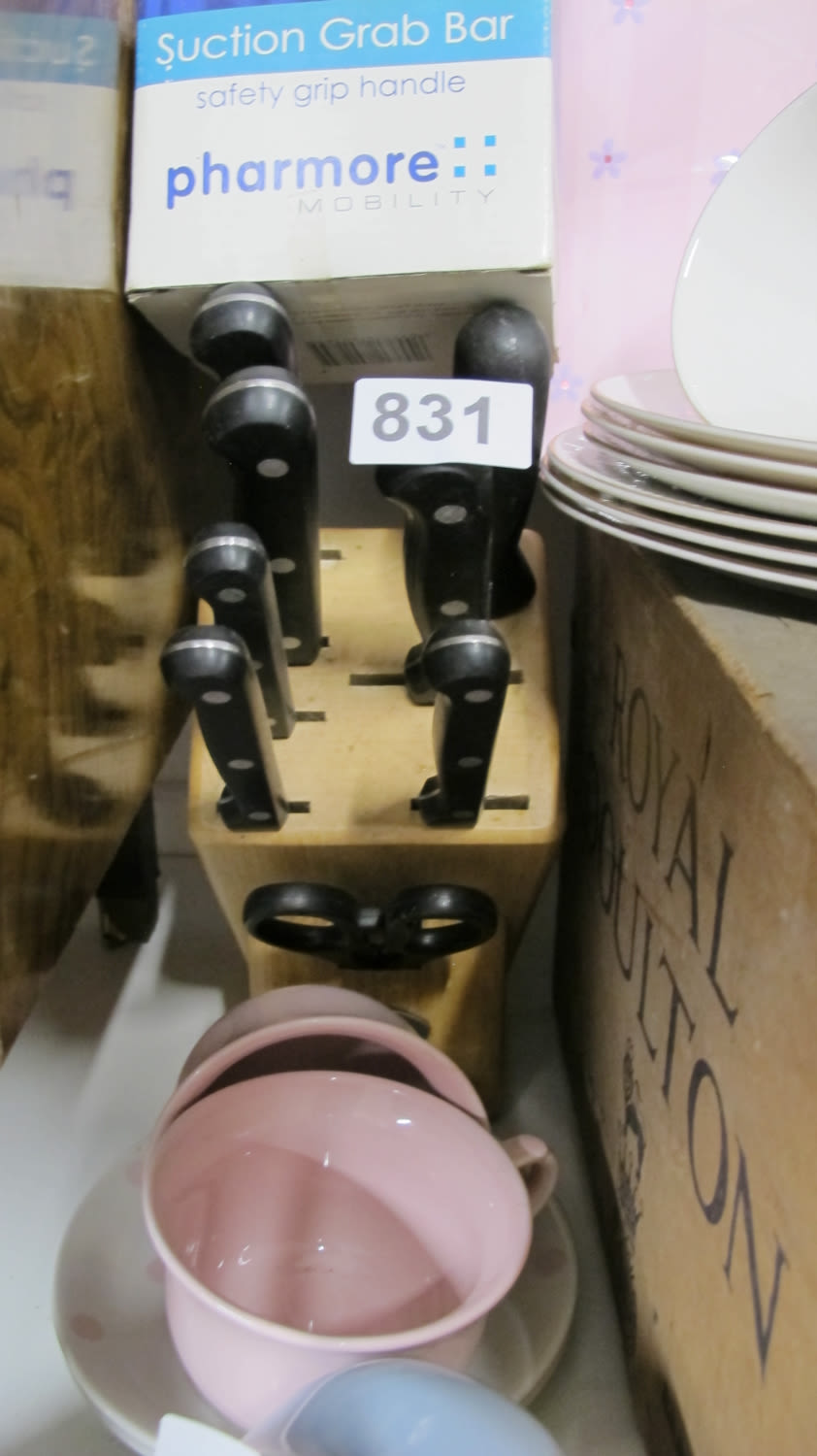 Lot 831: Knife block with knives