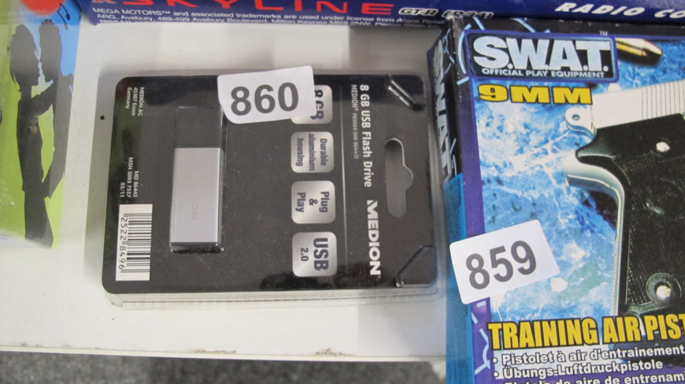 Lot 860: 8gb USB flash drive