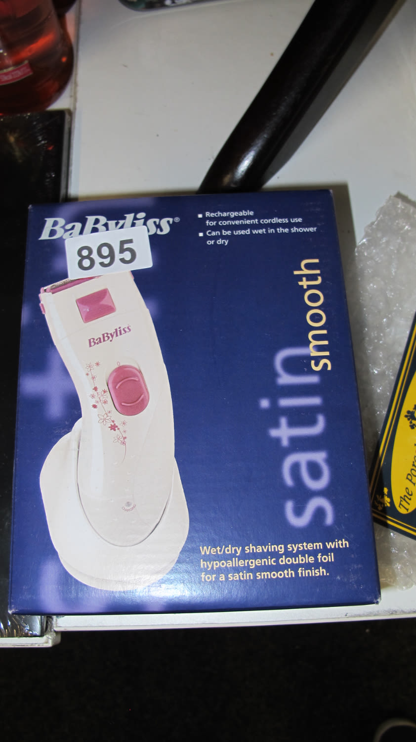 Lot 895: Babyliss shaver