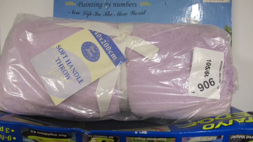 Lot 906: Soft blanket