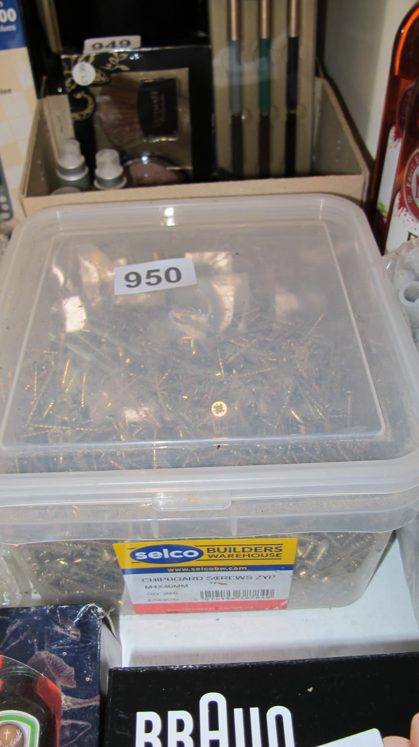 Lot 950: Tub of screws