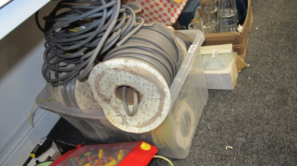 Lot 979: Tub of cabling
