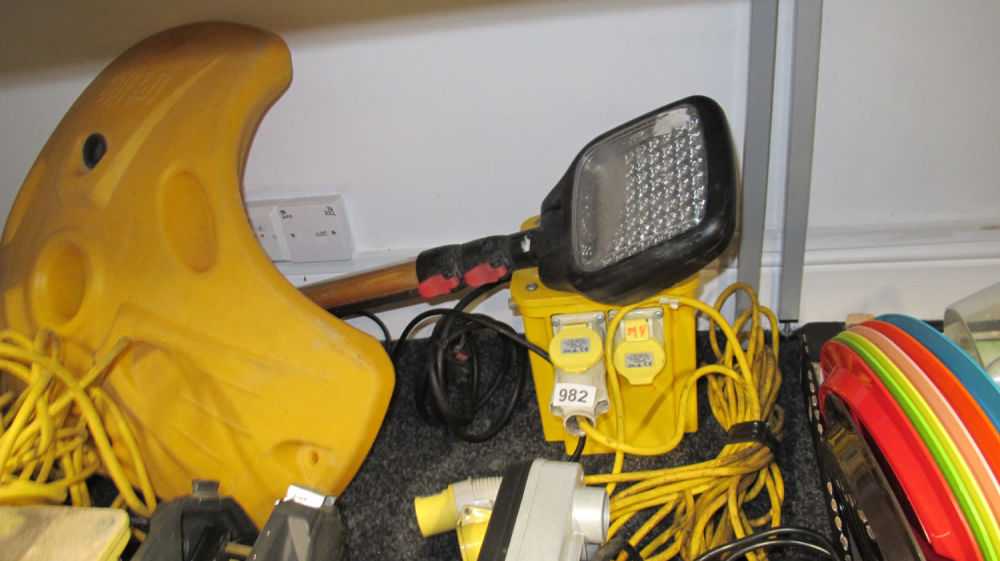 Lot 982: Power supply etc