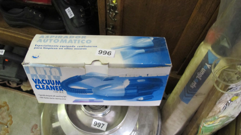 Lot 996: Vacuum cleaner