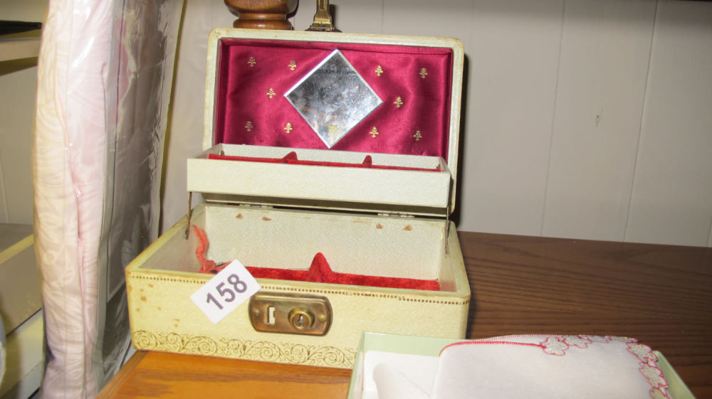Lot 158: Vintage jewellery box