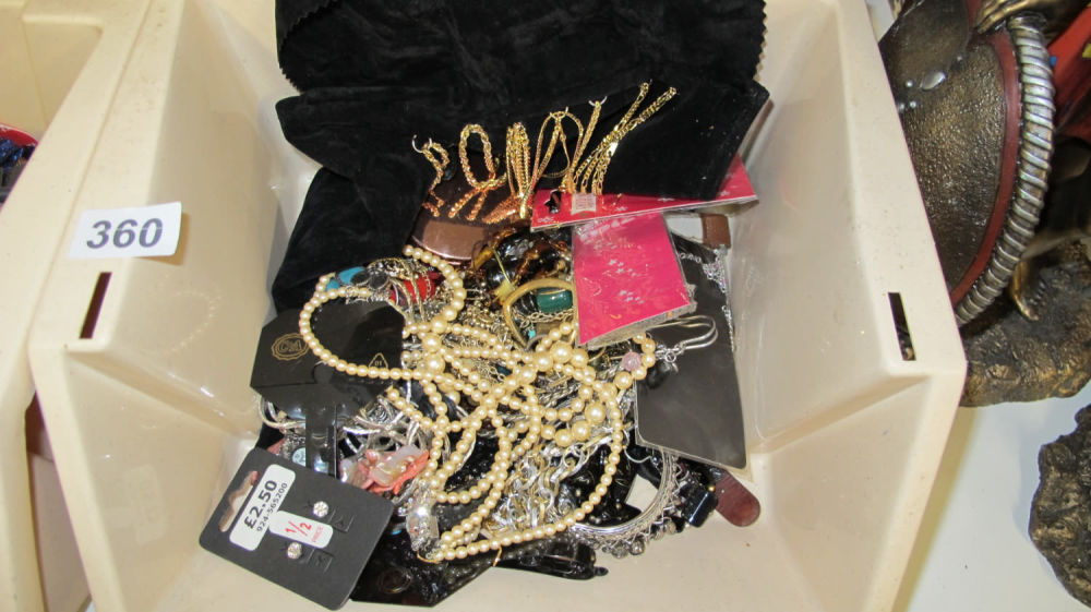 Lot 360: Costume jewellery