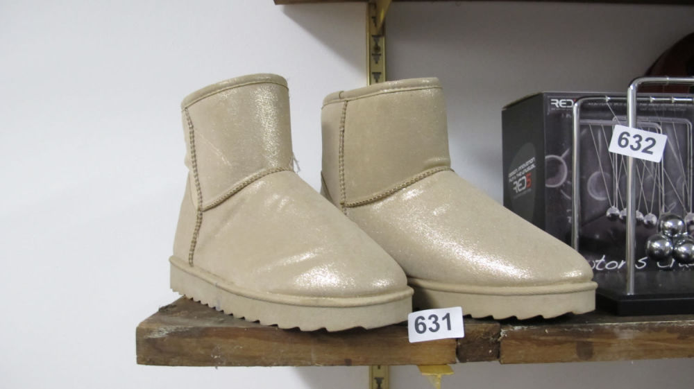 Lot 631: Grils boots