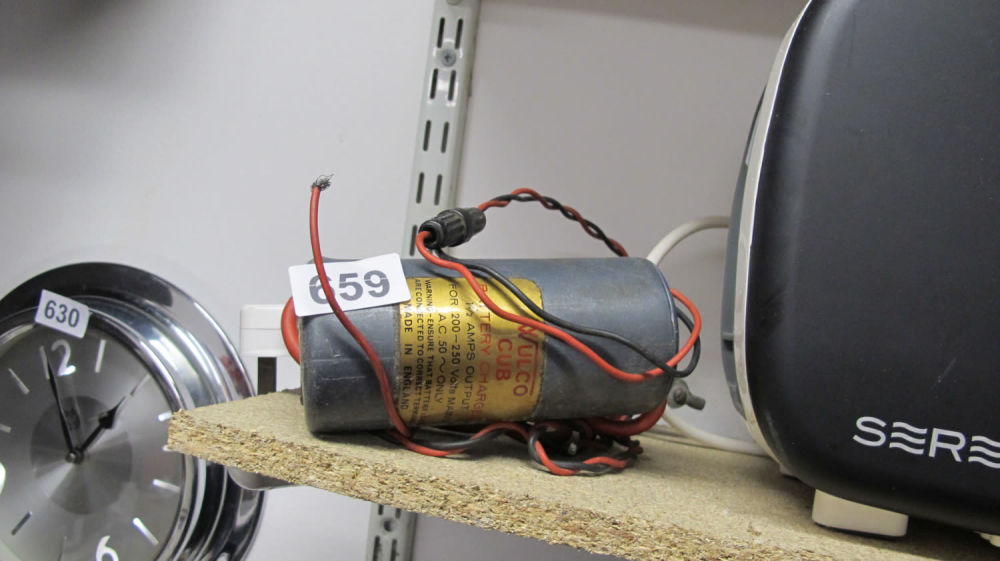 Lot 659: Wulco Cub battery charger