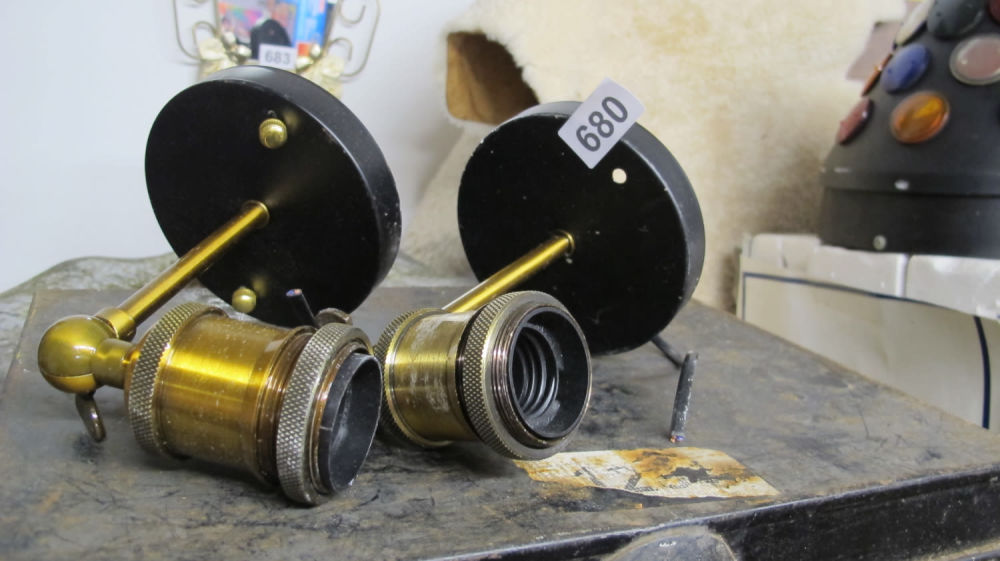 Lot 680: Light fittings