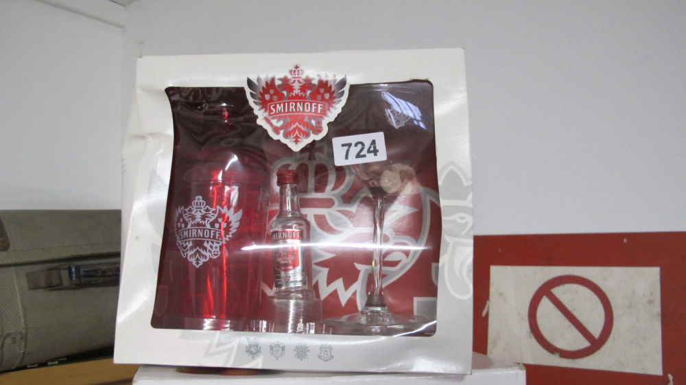 Lot 724: Smirnoff gift set