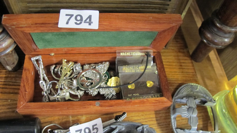 Lot 794: Jewellery box and contents