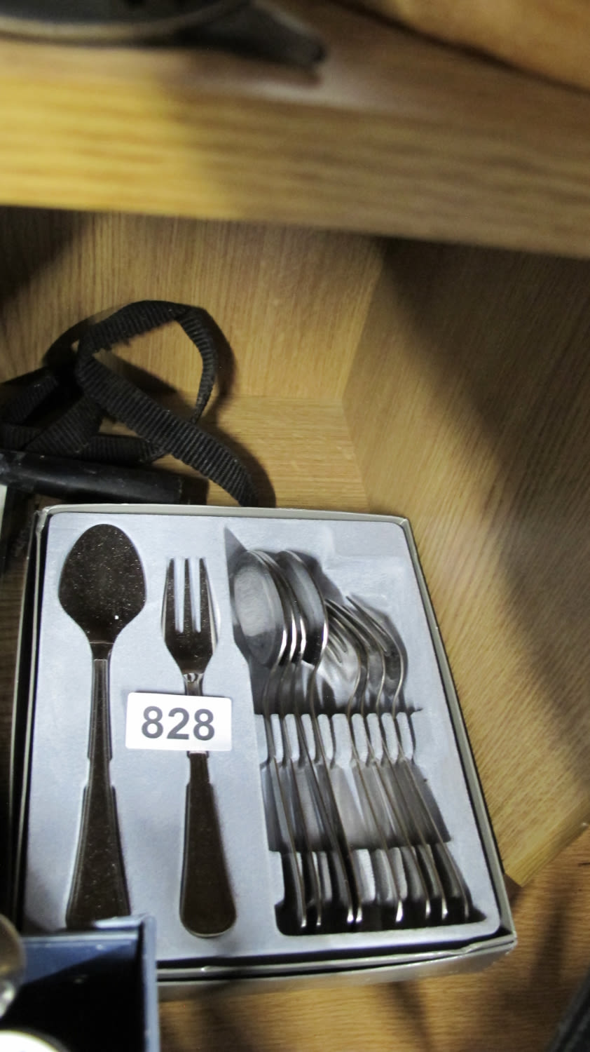 Lot 828: Boxed cutlery set