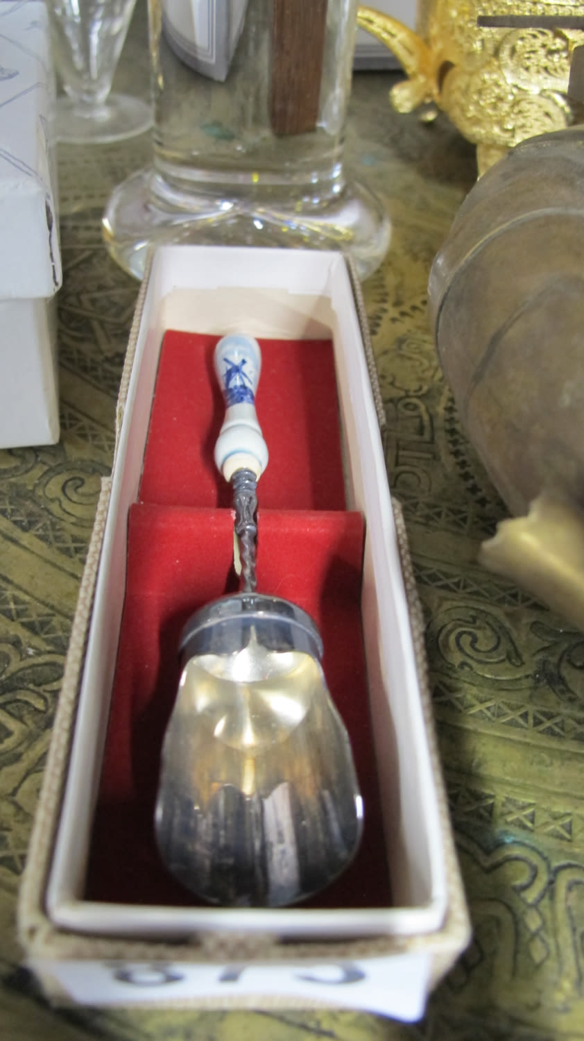 Lot 875: Delft stilton scoop