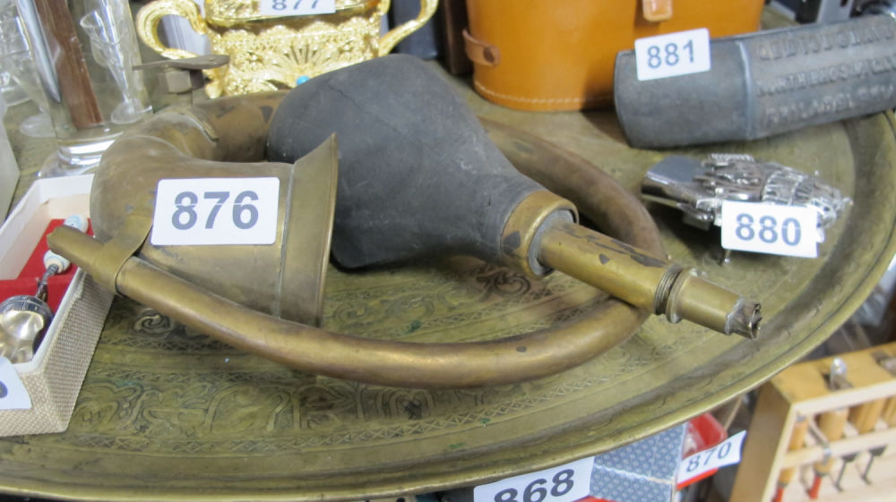 Lot 876: Vintage brass car horn