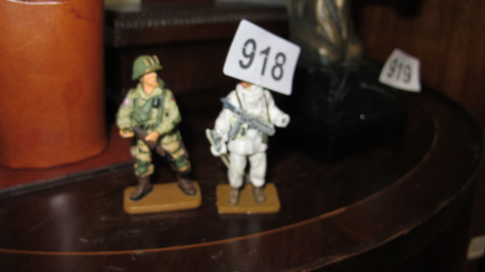 Lot 918: 2 military figuines