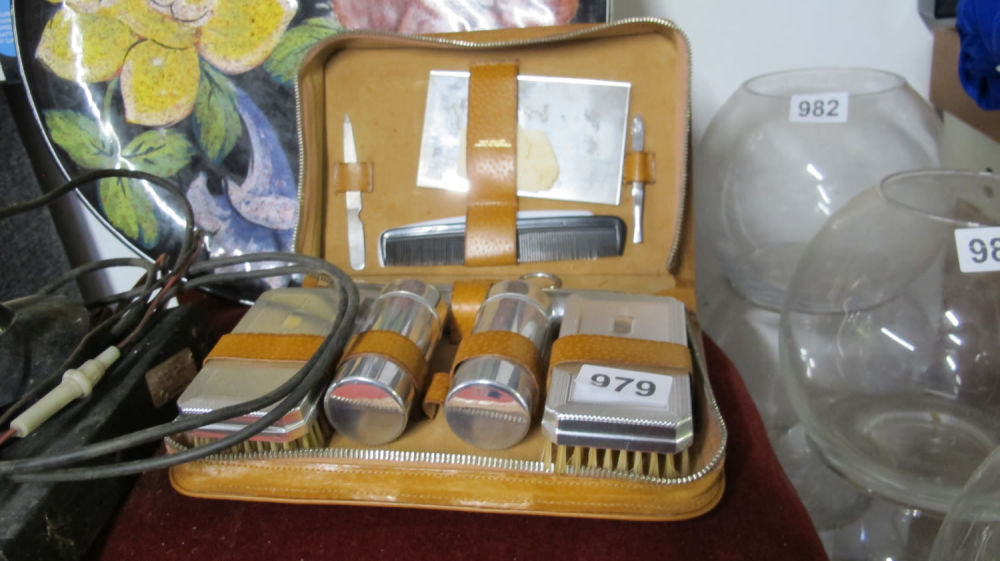 Lot 979: Vintage gentlemans vanity set