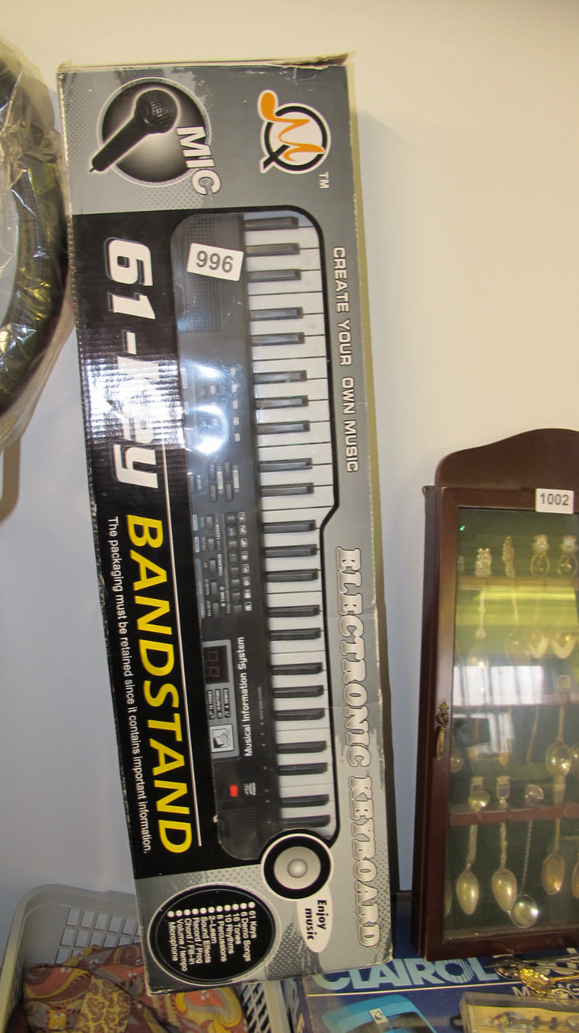 Lot 996: Electronic keyboard