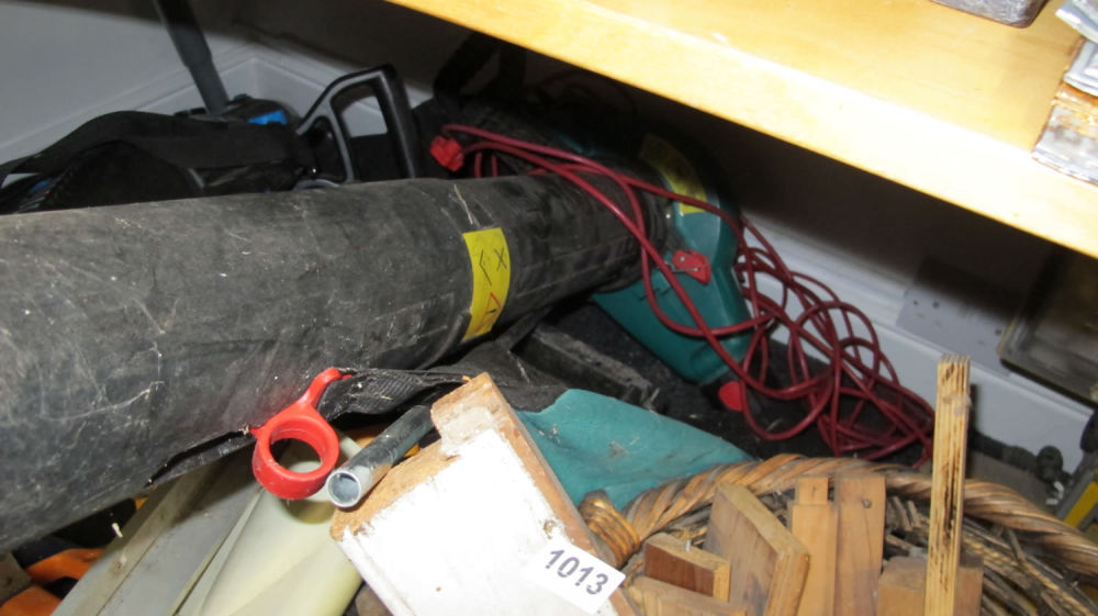 Lot 1012: bosch blower and sucking machine in good working...
