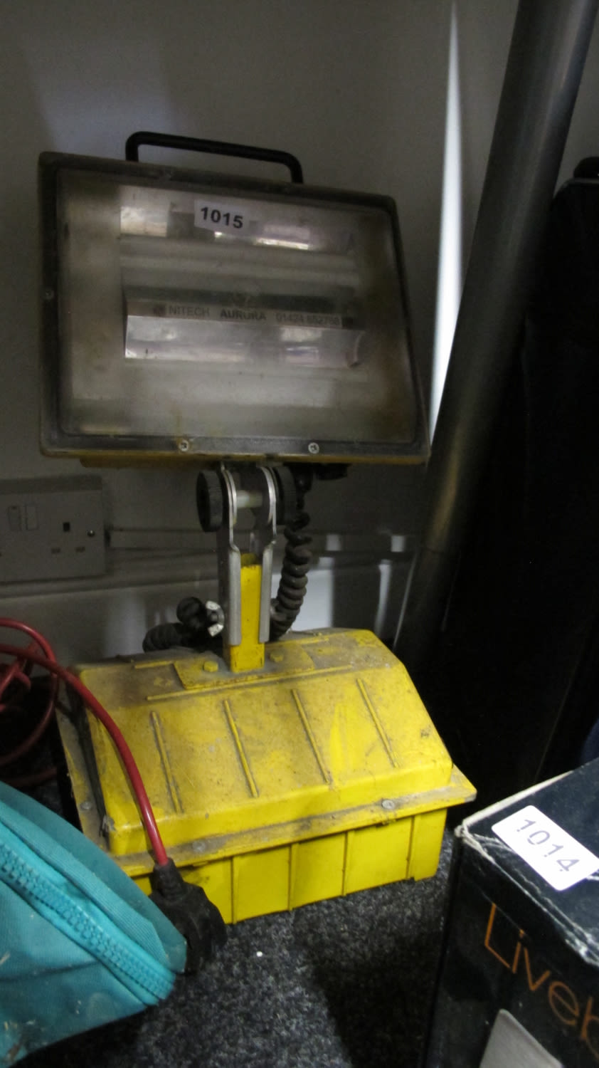 Lot 1015: builders site portable battery operated floodlight needs charger...