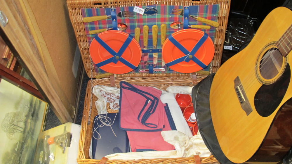 Lot 1109: large complete picnic basket