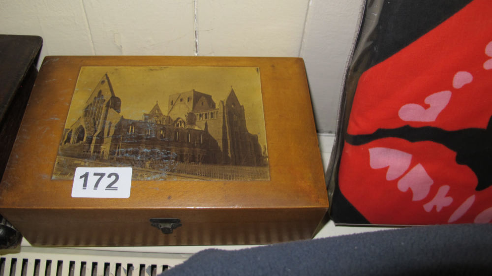 Lot 172: Mauchlin ware box AF, clasp broken