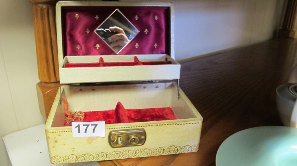Lot 177: Vintage jewellery box