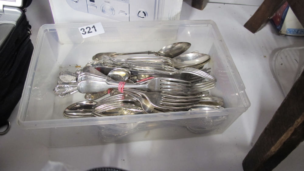 Lot 321: Quantity of cutlery