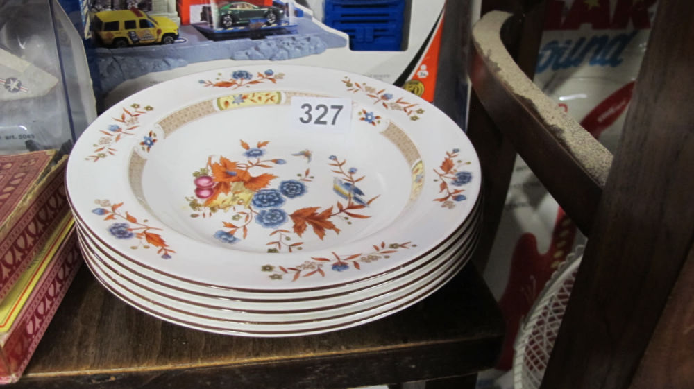 Lot 327: Oriental style dishes