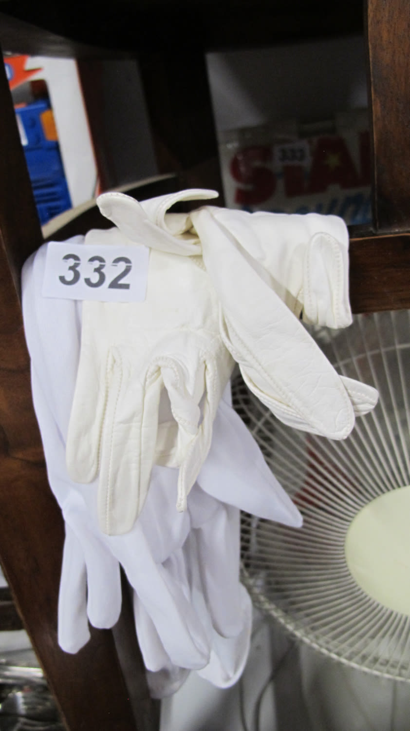 Lot 332: White gloves ideal for dust inspection